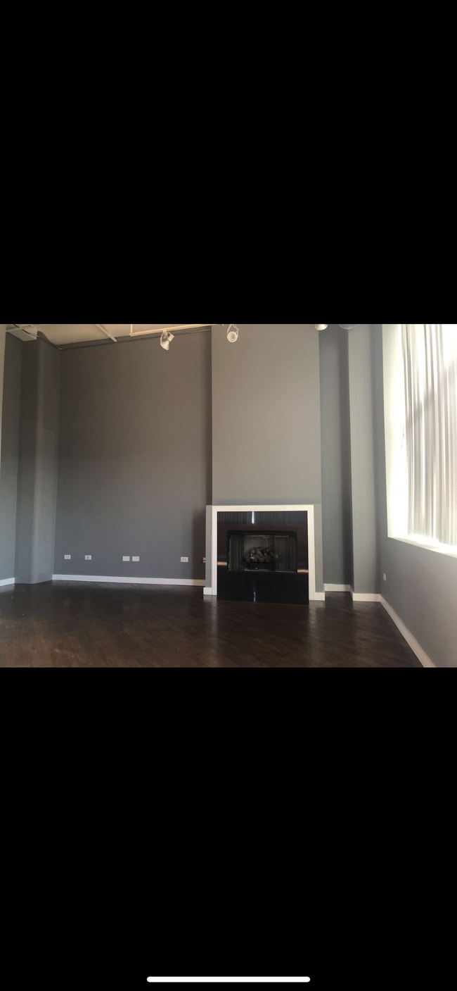 15’ ceilings w/ gas fireplace