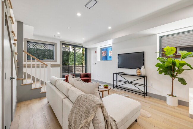 566 E 3rd St unit 1, Boston, MA 02127 - photo 5