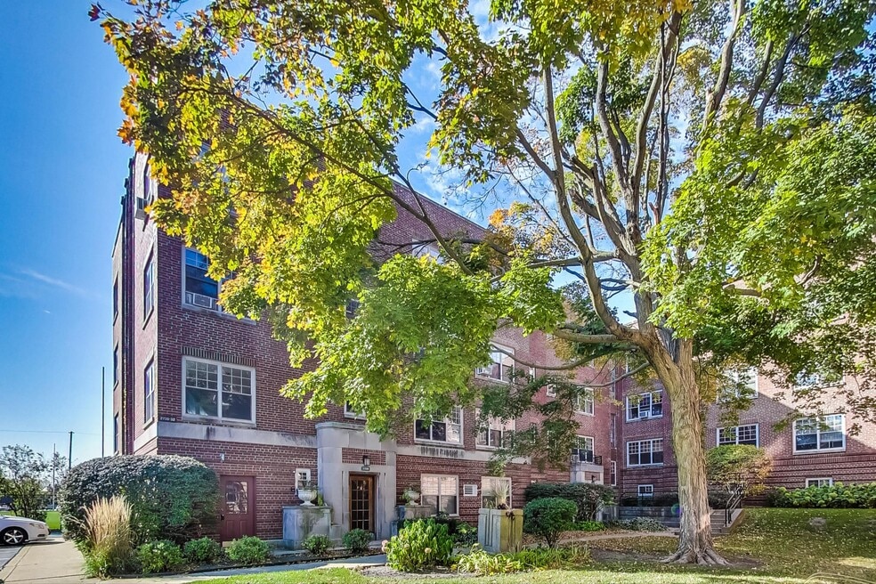 Discover Comfortable Living at Hampton Parkway in Evanston!, Evanston, IL 60201 - photo 1