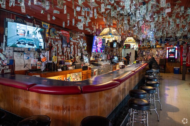 Ed's bar is a wonderful bar to go watch the game in the El Sobrante Hills neighborhood.
