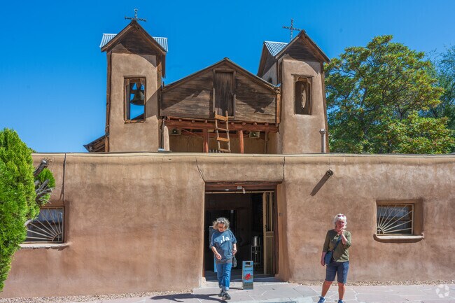 El Valle de Arroyo Seco is about 30 minutes away from the historic Santuario de Chimayo.
