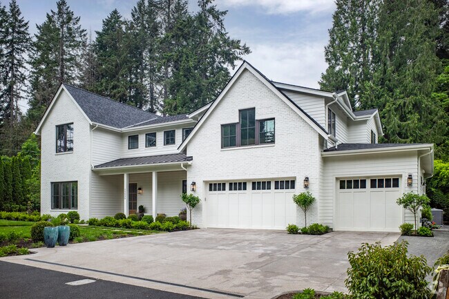 A Modern.Custom Home in Lake Grove Neighborhood.