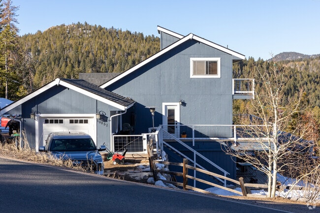 Homes with amazing views are common in the Hilldale Pines neighborhood.