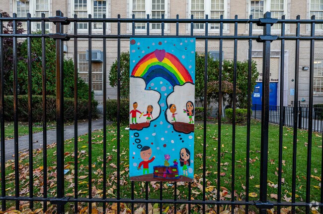 P.S. 222 - Katherine R. Snyder has 699 students in grades K-5