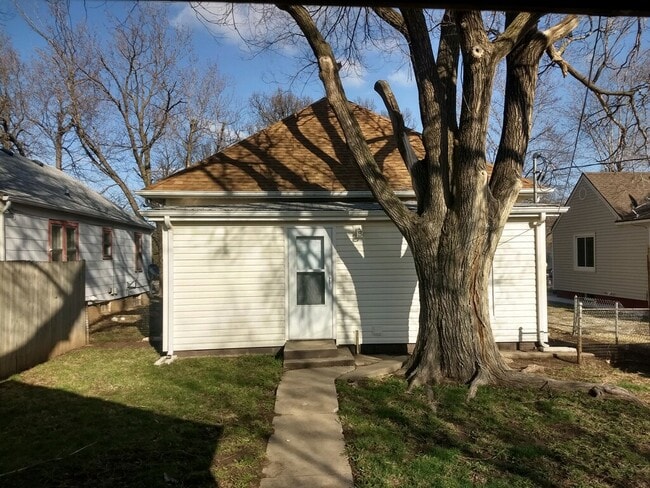 605 S Purdy Ave, Lyons, KS 67554 - photo 4