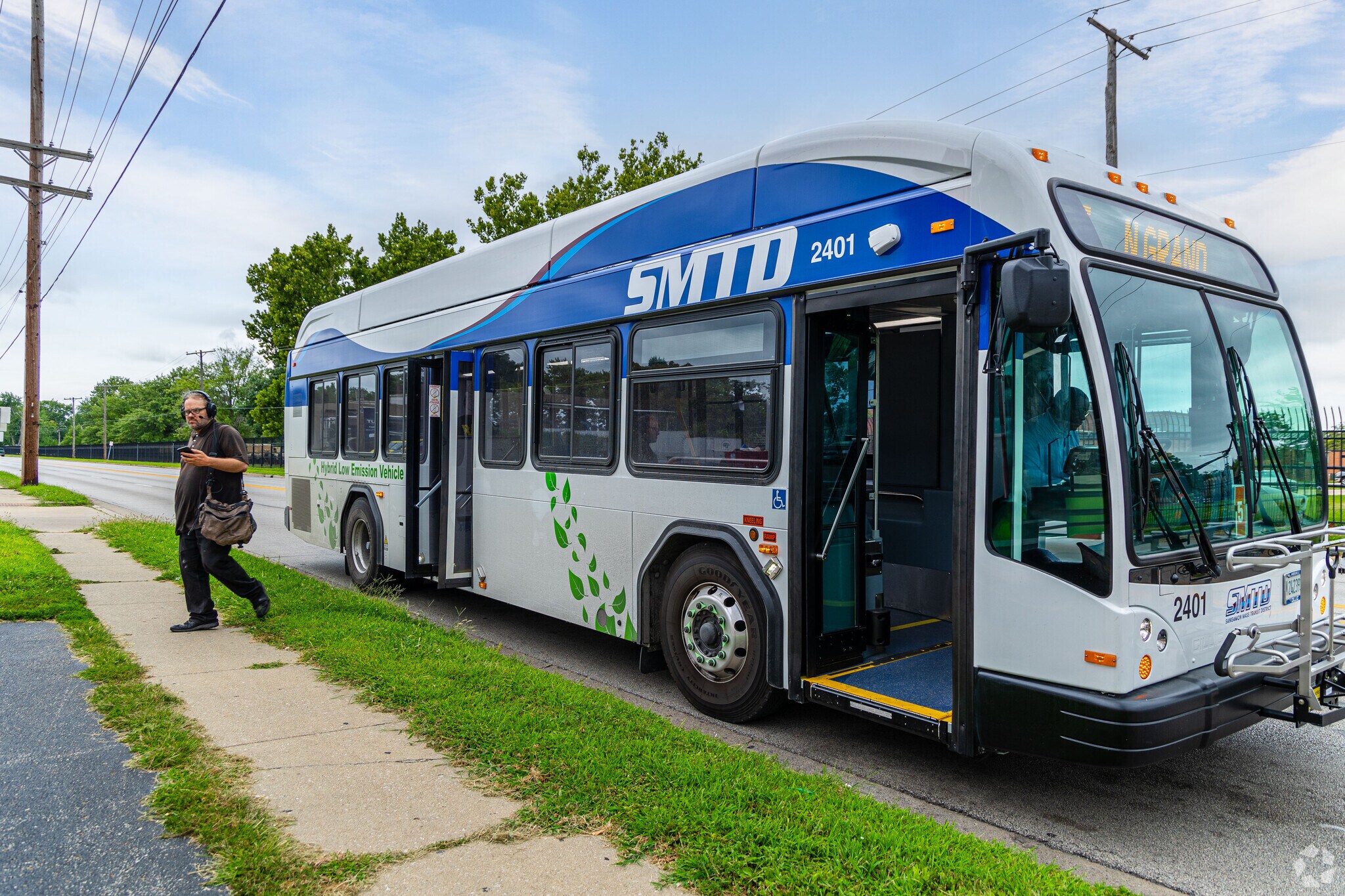 Commuters in Oak Ridge can access the bus on major thoroughfares in the neighborhood.