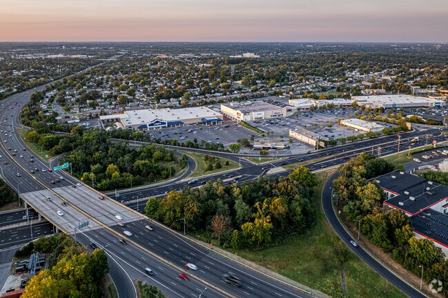 Route 40, I-695 and I-70 are conveniently located only five minutes from Hunting Ridge.