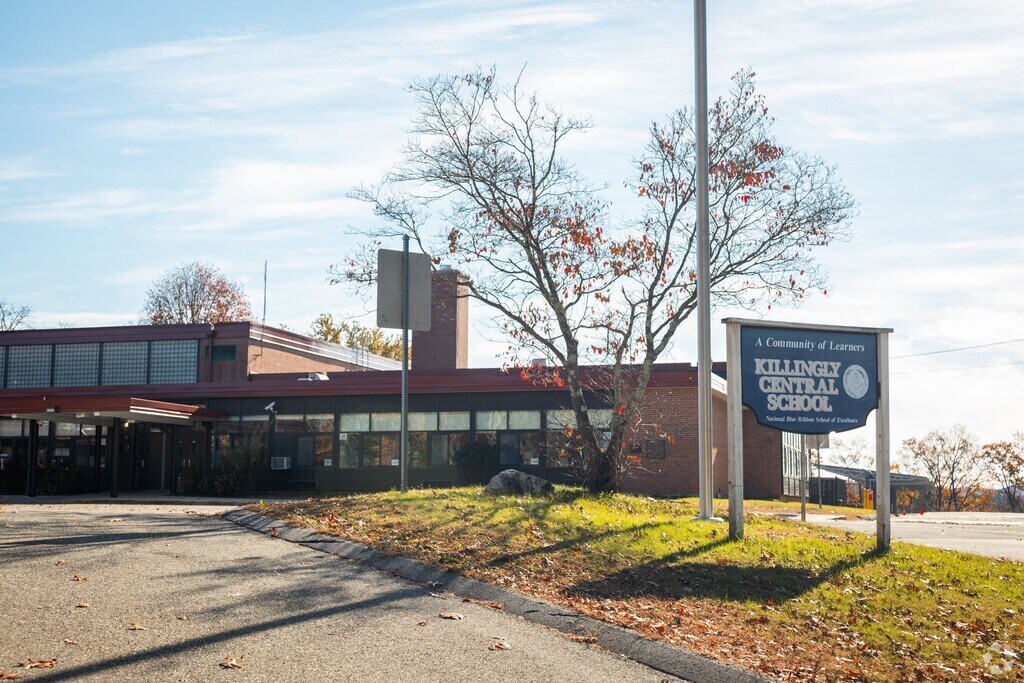 Killingly Central School serves students in the Killingly community.