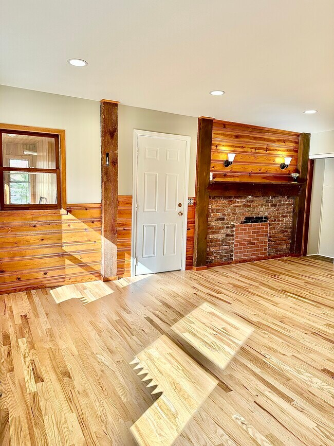 15 Summer St Unit Side, Easthampton, MA 01027