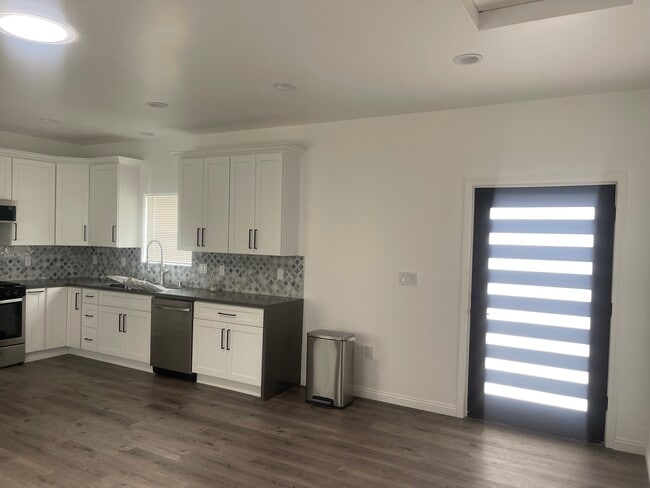 10863 Nettleton St, Los Angeles, CA 91352 - photo 4