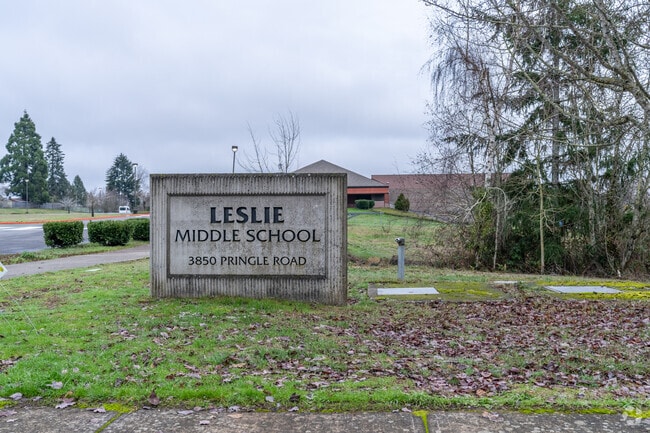 Leslie Middle School serves grades 6-8 in Salem, Oregon.