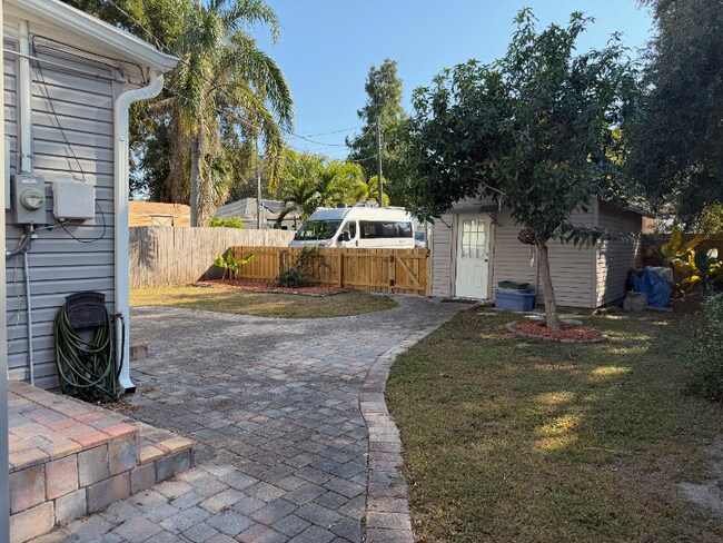 1304 17th Ave N, Saint Petersburg, FL 33704 - photo 4
