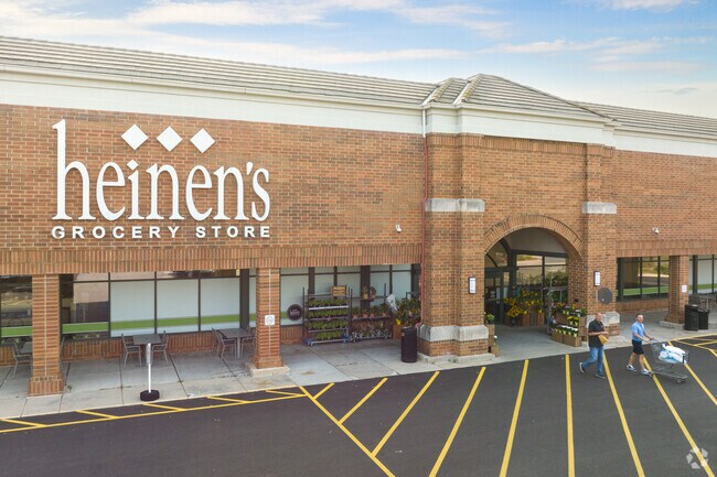 Local residents can do their shopping at the nearby Heinen’s grocery store on Rockland Road.