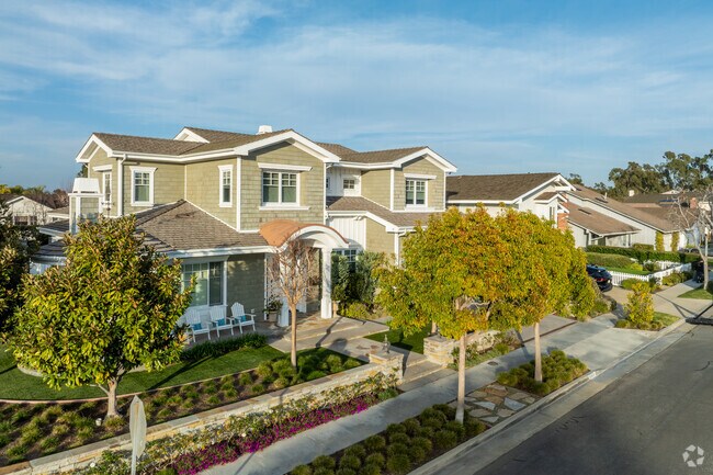 Harbor View Homes houses come in a variety of sizes and styles, from single-level to two-story, to mid-century to contemporary styles.