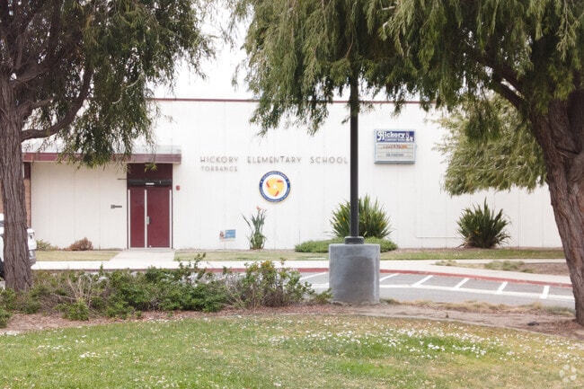 Hickory Elementary School has a student-teacher ratio of 26 to 1.