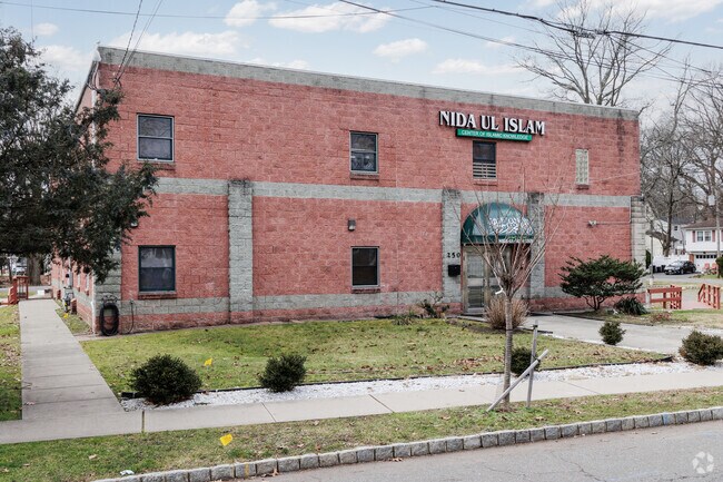 Academy of Saut Ul Furqau in Teaneck, NJ offers classes from K-12.