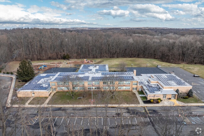 Nut Swamp Elementary School's teachers receive an A from NICHE.