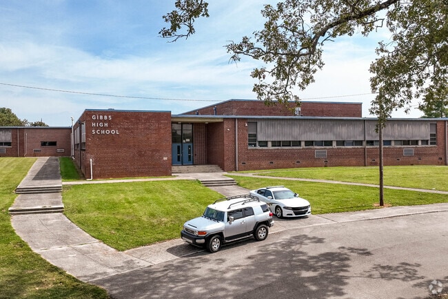 Gibbs High School has notable alumni such as Kenny Chesney, Trevor Bayne, and Morgan Wallen.