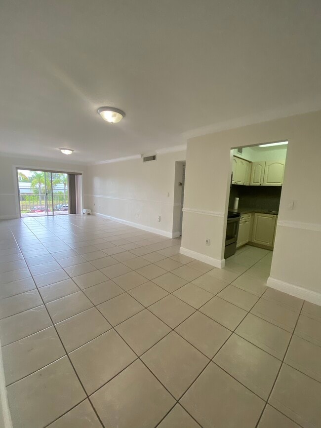 9403 SW 76th St unit 301, Miami, FL 33173 - photo 2