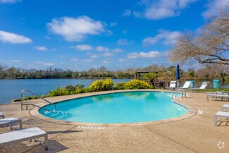 200 E Brazoswood Dr, Clute, TX 77531