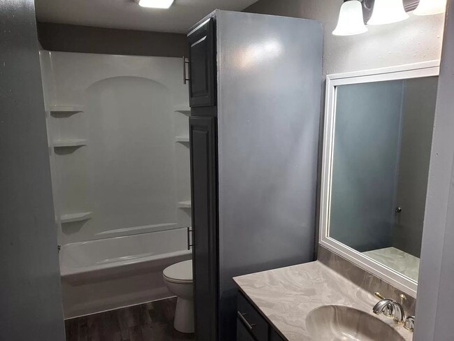 616 E Hackley Ave, Des Moines, IA 50315 - photo 6