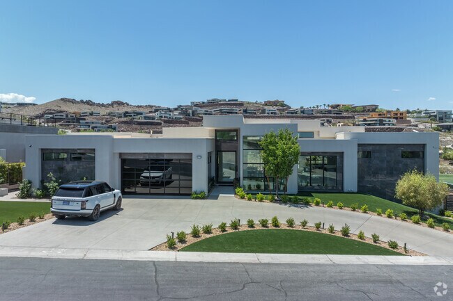 MacDonald Highlands features the new resort-style Four Seasons Private Residences.