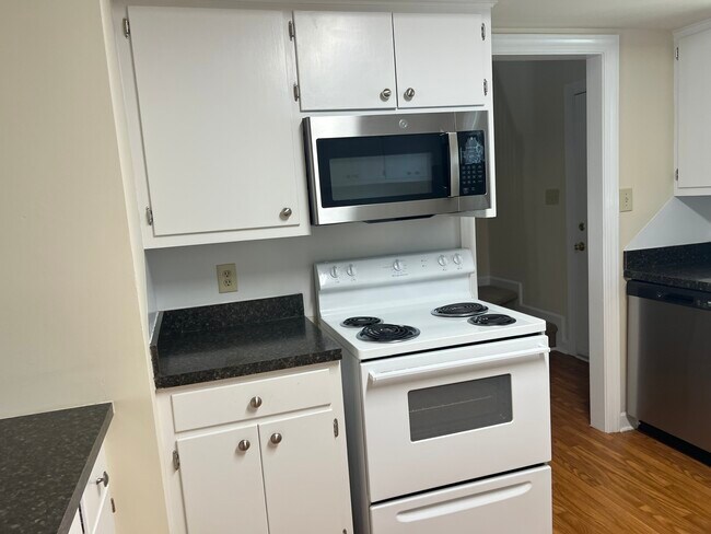 2505 Saint Christopher Cir SW unit Apartment J, Wilson, NC 27893 - photo 3