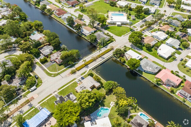 Waterfront views and scenic streets make Heathgate Coral Springs, Florida, an ideal neighborhood.
