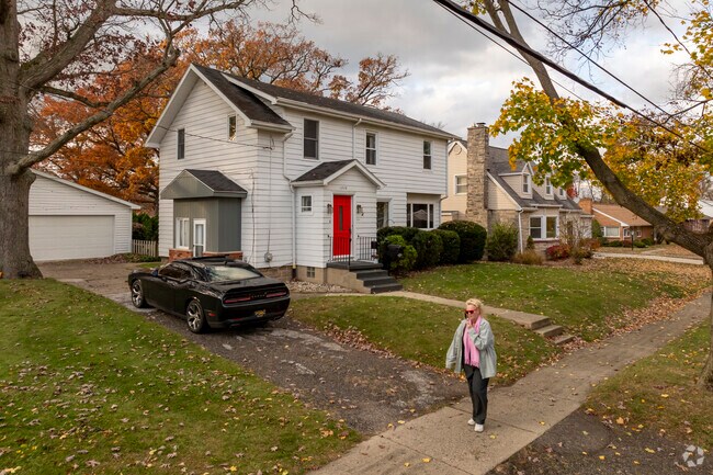 Cascades offers sidewalks and a mix of 20th-century home styles near Jackson parks.