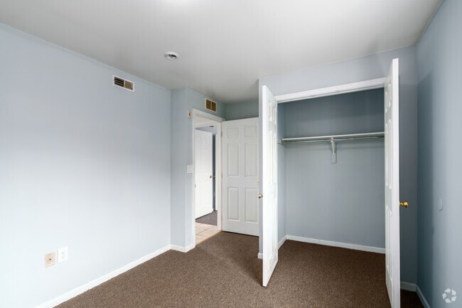 2BR, 1BA - 686SF - Second Bedroom