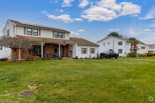 Residents are able to spread out on quarter-acre lots near I‑93 and I‑495.