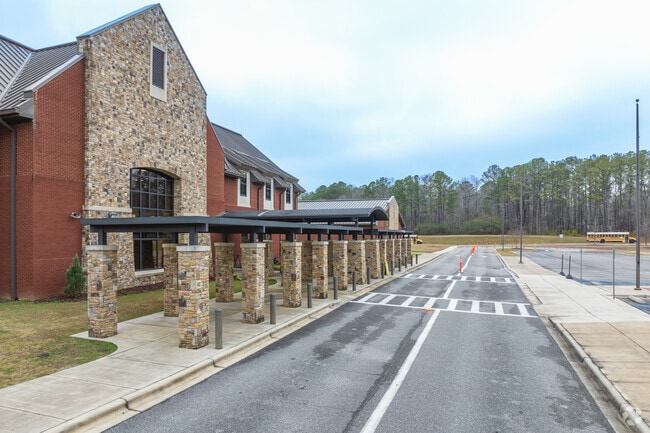 Forest Oaks Elementary School is located at 1000 Hornet Pkwy, Chelsea, AL 35043.