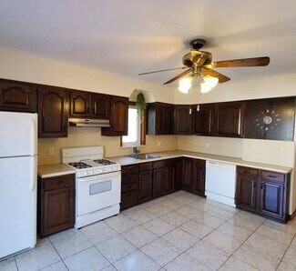 31 W 10th St, Bayonne, NJ 07002
