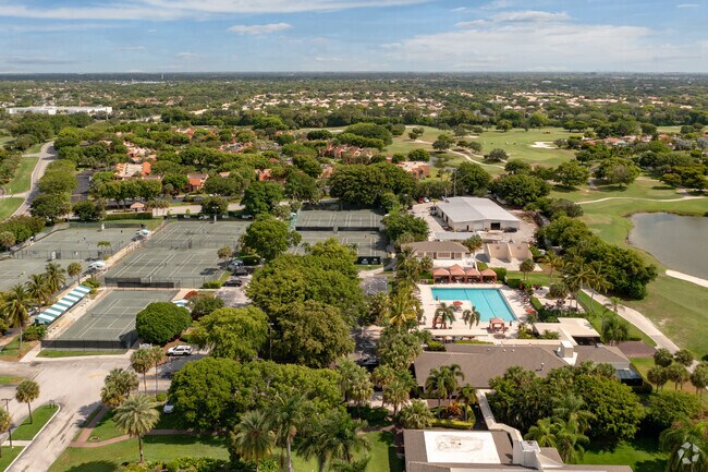 Clubhouse amenities and athletic aourts in Indian Spring Neighborhood.