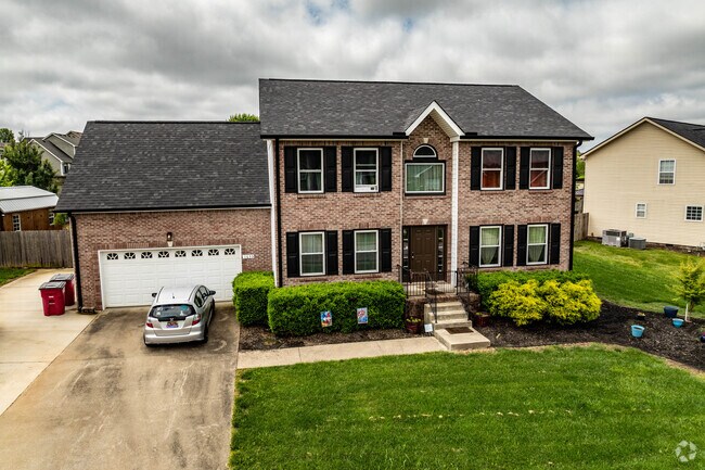 There are colonial homes trhoughout Peachtree.