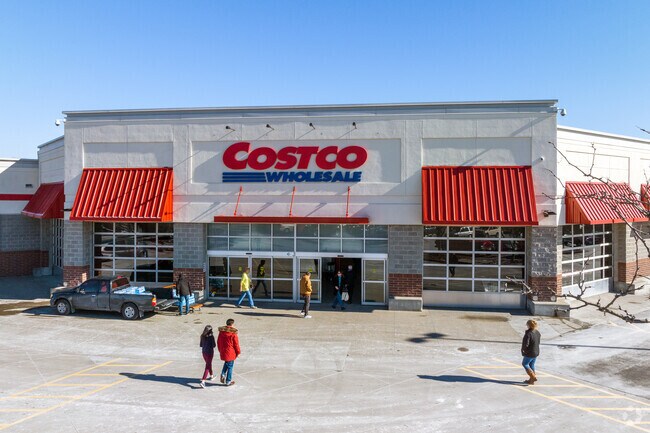 Costco in Broadway Gillham has all your shopping and grocery needs.