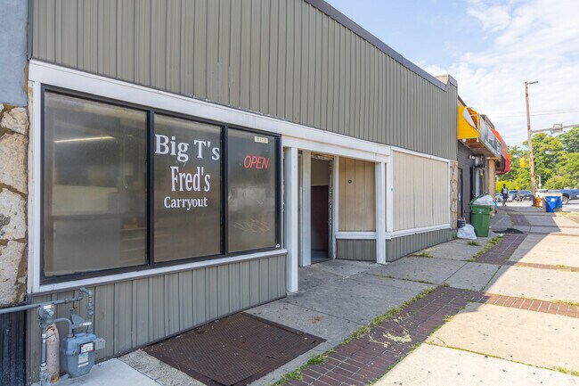 If you are looking for quick and affordable food Fred's Carryout is close by in Howard Park.