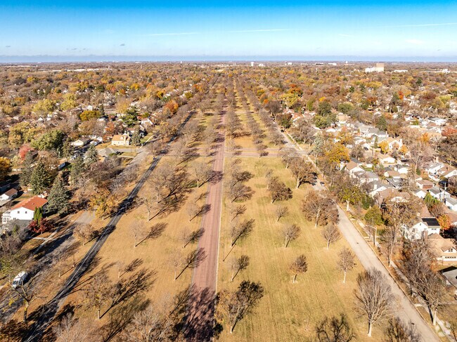 A wide central boulevard within the Victory Memorial Parkway serves as a recreational park.