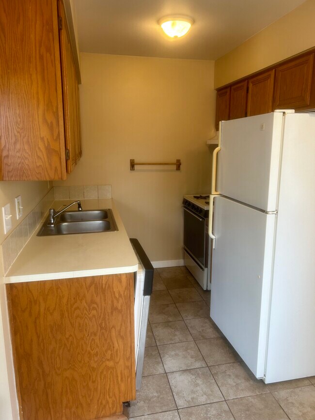 19102 E 14 Mile Rd unit 19102 14 mile rd, Roseville, MI 48066 - photo 4