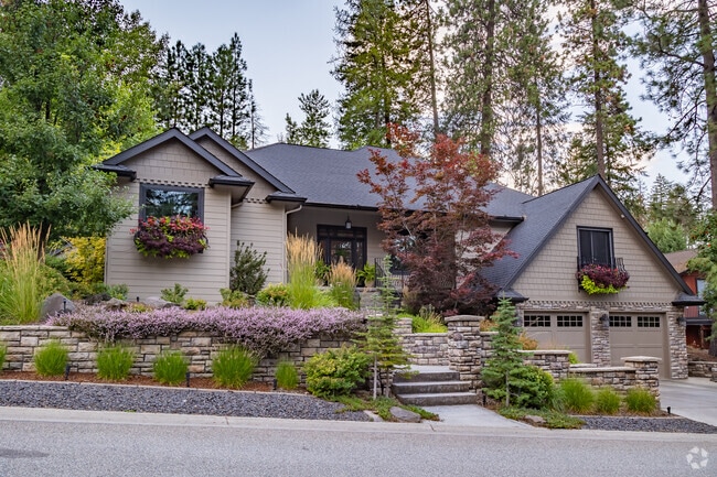 You can find amazing homes with amazing views in Blackwell Hill