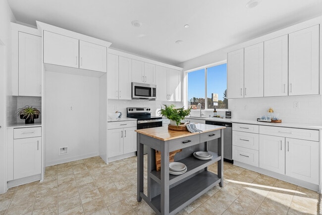 9423 1/2 Sepulveda Blvd unit 1, North Hills, CA 91343 - photo 7