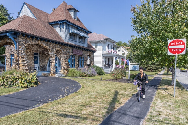 Llyswen Station, is among the historic buildings designed by the Beezer brothers.