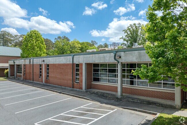 Kimberly Elementary School has a rating of 3 from GreatSchools.