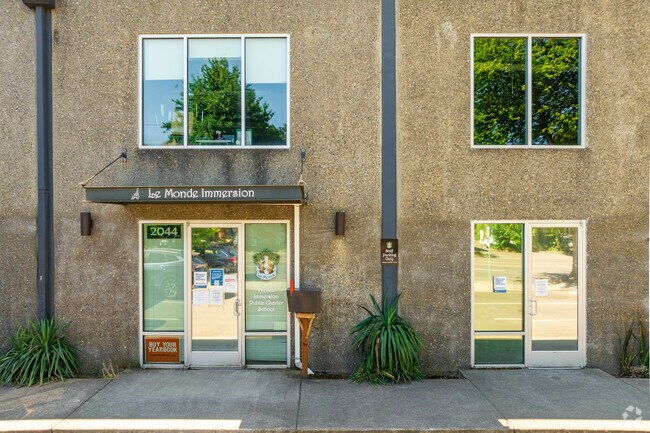 Main entrance for  Le Monde French Immersion School.