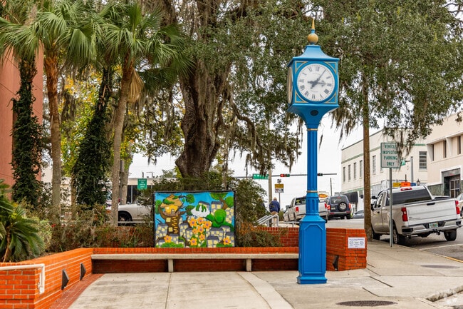 The old town clock right in the court house courtyard in Brooksville.