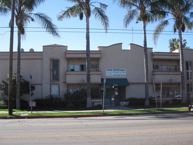 15810 Vanowen St unit 2 br, Van Nuys, CA 91406 - photo 3