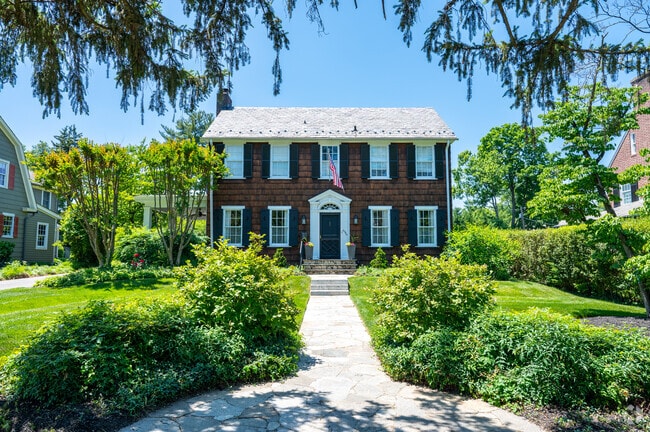 You will feel right at home in your new house in Cedarcroft neighborhood .