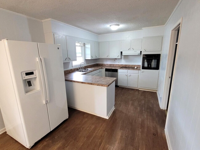 2201 Windcrest Dr, Florence, AL 35630 - photo 3