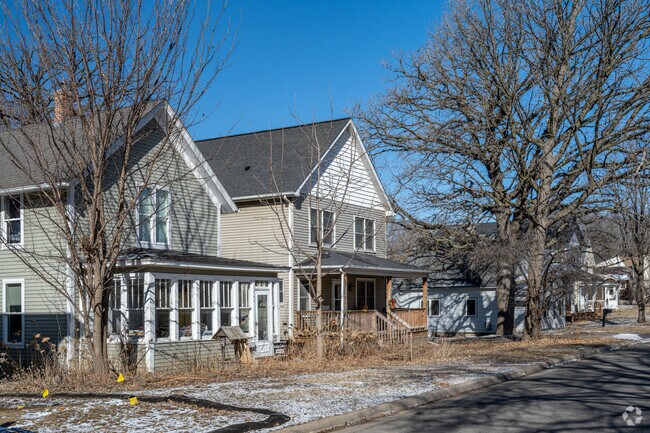 Rows of Four Square style homes can be found in Lauderdale.