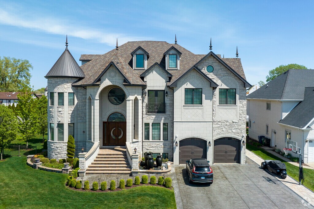 7834 W 87th Pkwy, Bridgeview, IL 60455